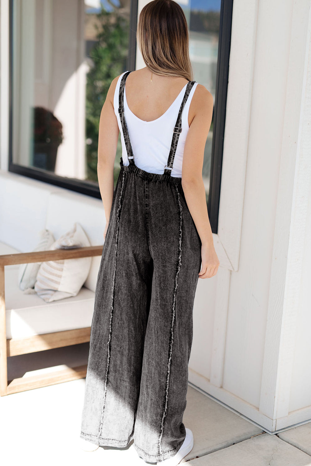 Salopette en jean bleu clair délavé à jambes larges et coutures apparentes