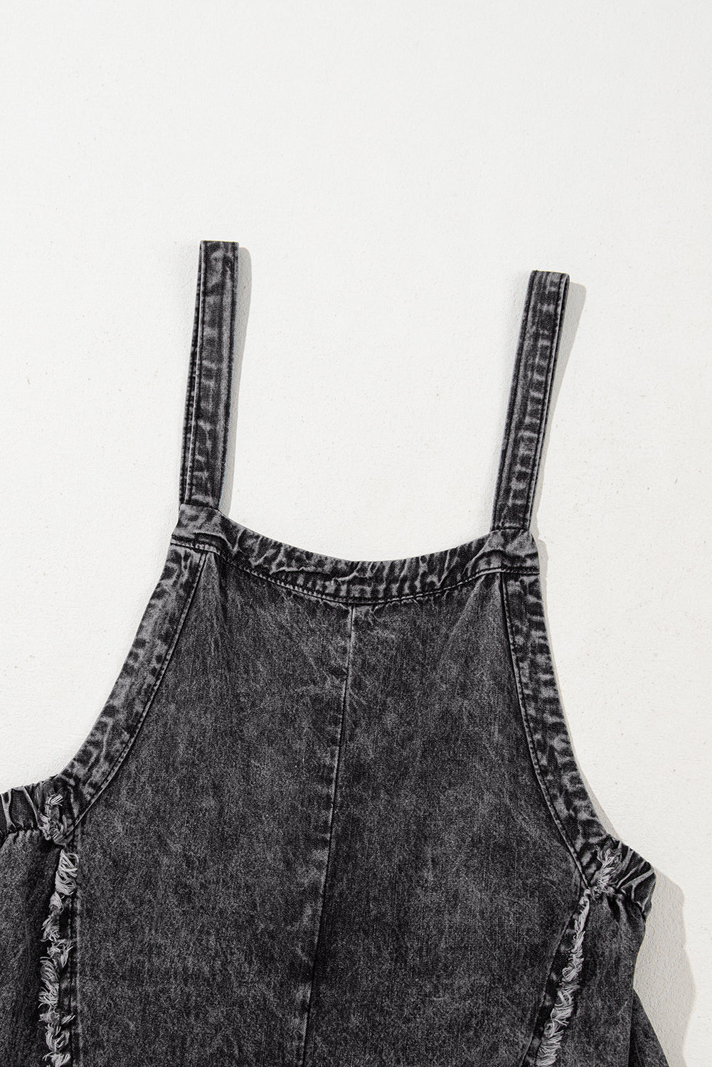 Salopette en jean bleu clair délavé à jambes larges et coutures apparentes