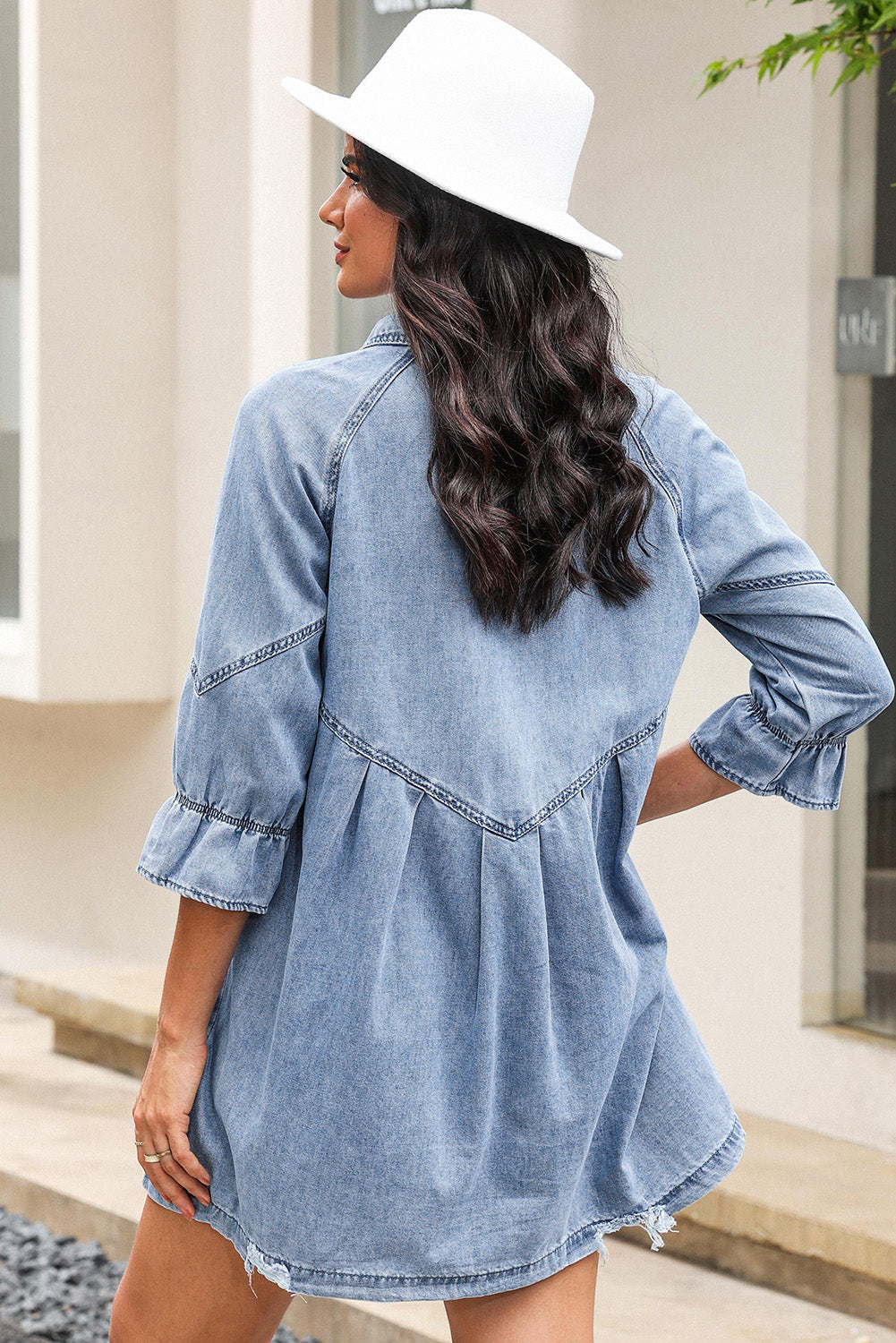 Robe en jean bleu clair à volants, manches 3/4, boutonnée sur le devant, grande taille