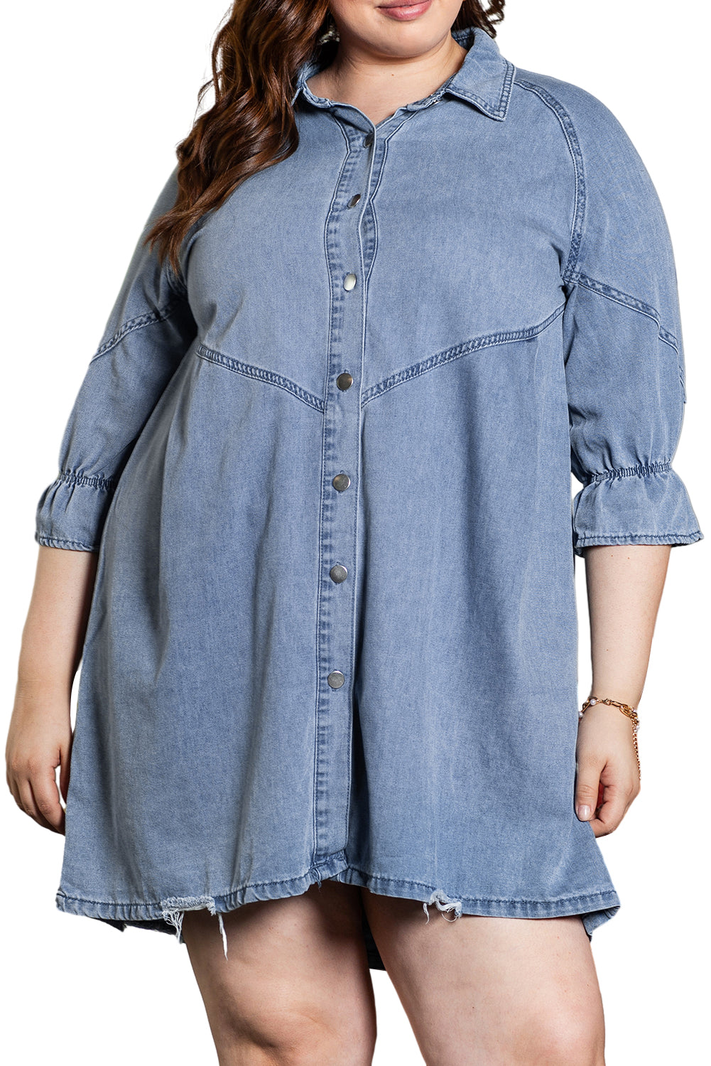 Robe en jean bleu clair à volants, manches 3/4, boutonnée sur le devant, grande taille