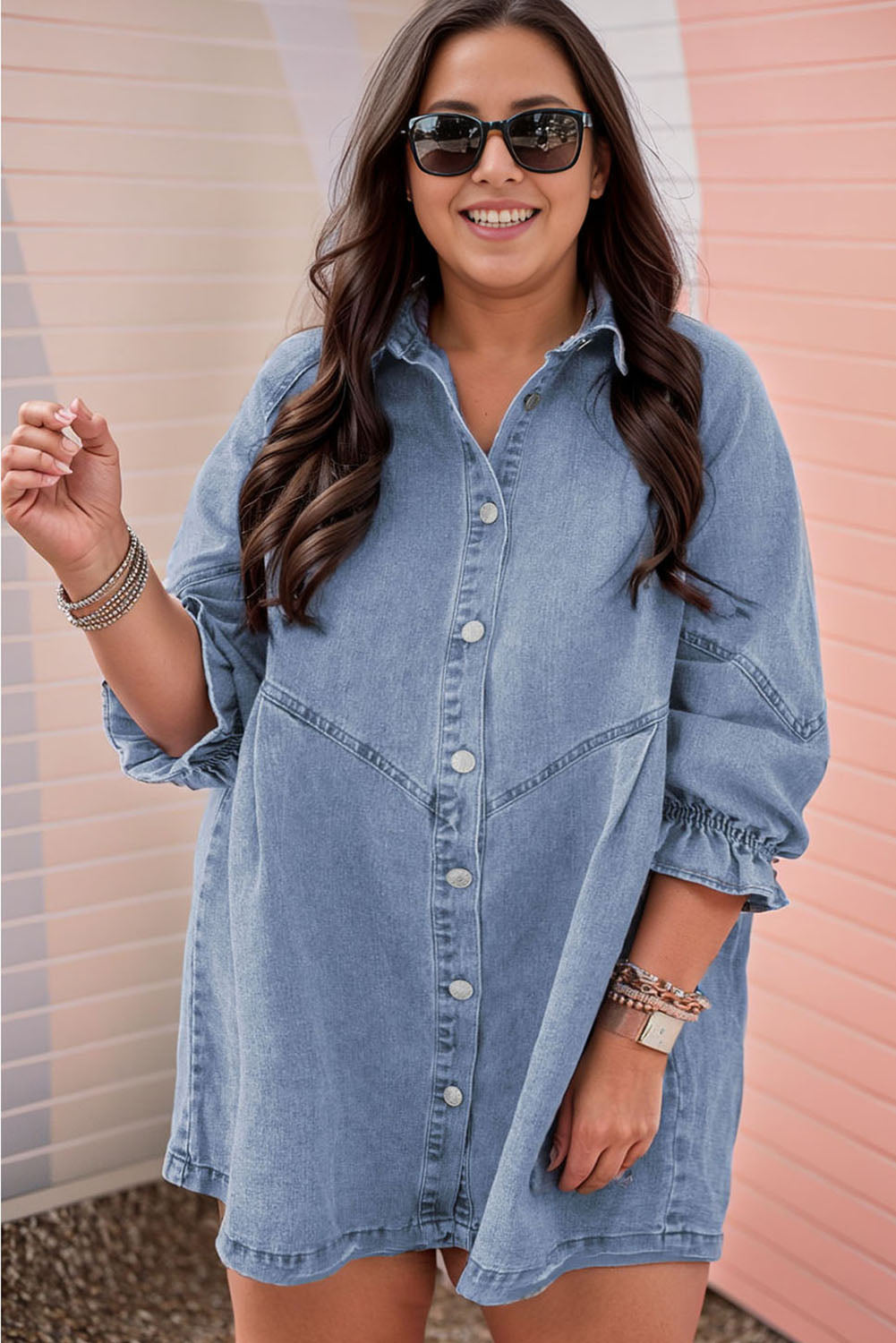 Robe en jean bleu clair à volants, manches 3/4, boutonnée sur le devant, grande taille