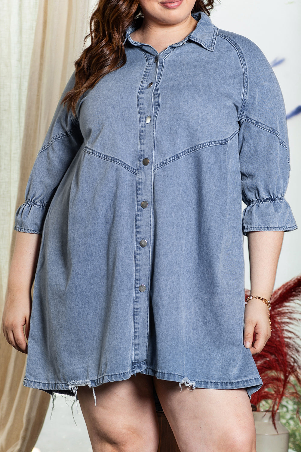 Robe en jean bleu clair à volants, manches 3/4, boutonnée sur le devant, grande taille