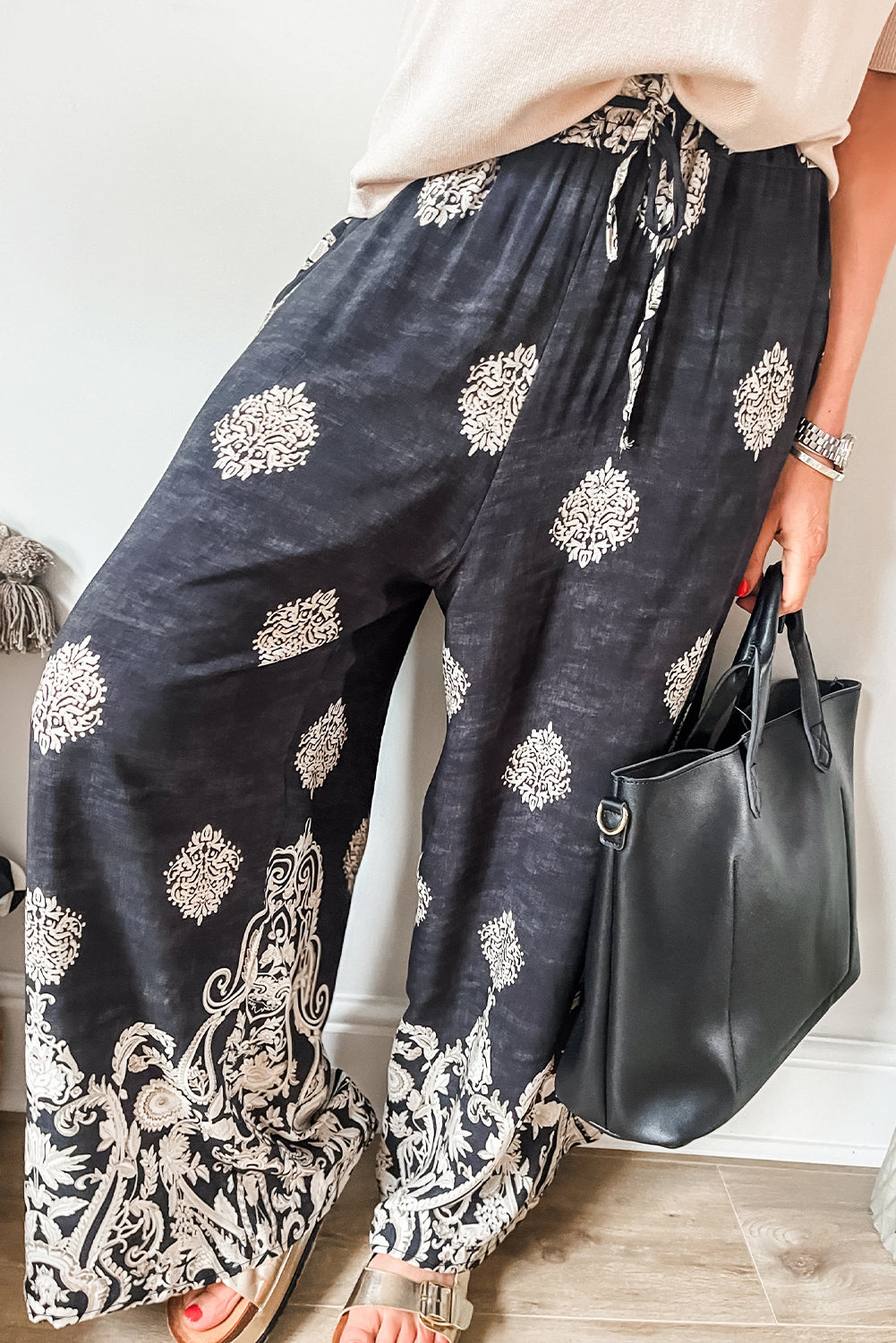 Pantalones anchos con cintura con cordón y estampado bohemio negro