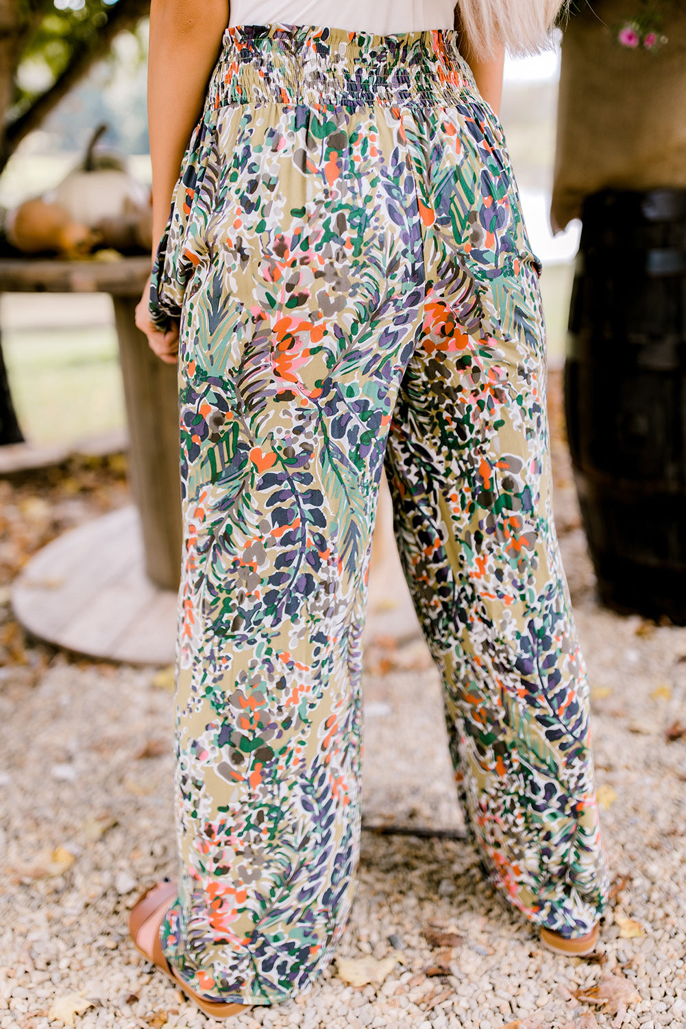 Pantalon large taille haute froncé à imprimé abstrait multicolore