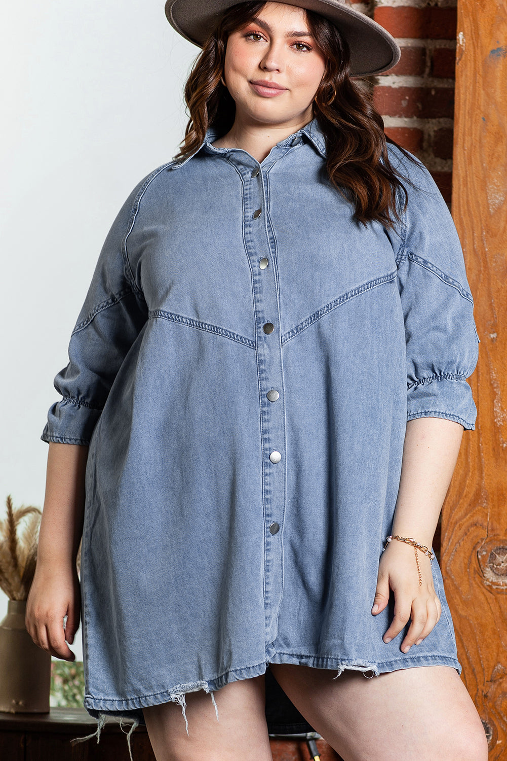 Robe en jean bleu clair à volants, manches 3/4, boutonnée sur le devant, grande taille