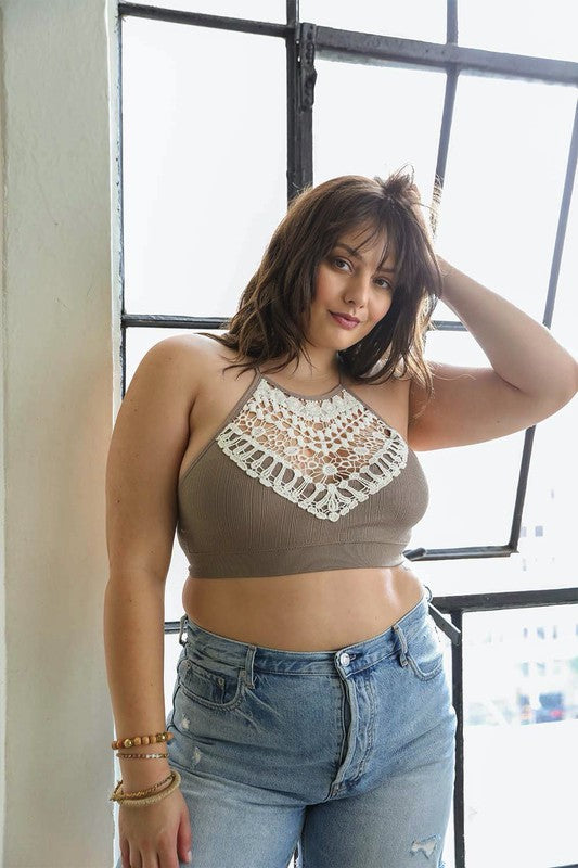 Bralette de cuello alto con encaje de crochet de talla grande