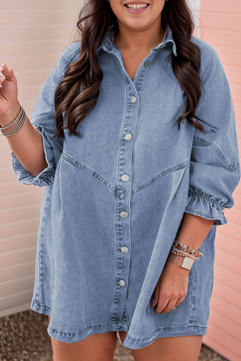 Robe en jean bleu clair à volants, manches 3/4, boutonnée sur le devant, grande taille