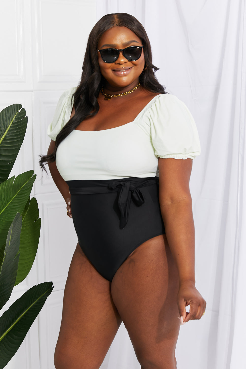 Traje de baño de una pieza con mangas abullonadas Salty Air de Marina West Swim en crema y negro