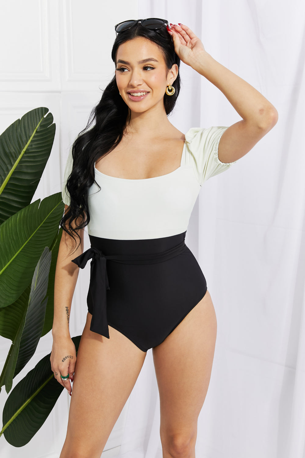 Maillot une-pièce à manches bouffantes Marina West Swim Salty Air en crème/noir